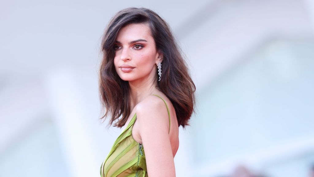 Emily Ratajkowski attends the "Battlefield" (Campo Di Battaglia) red carpet in Gucci gown during the 81st Venice International Film Festival