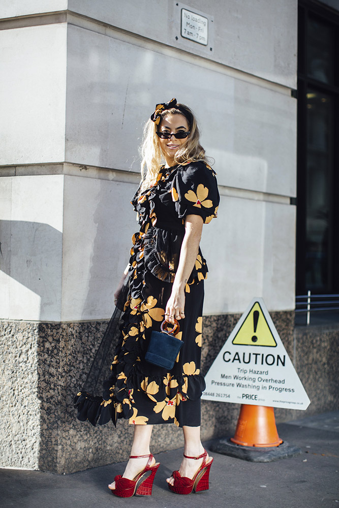 London Fashion Week Fall 2018 Street Style #73