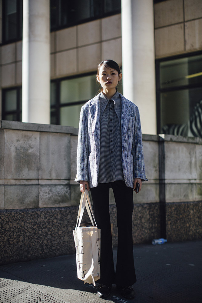 London Fashion Week Fall 2018 Street Style #75