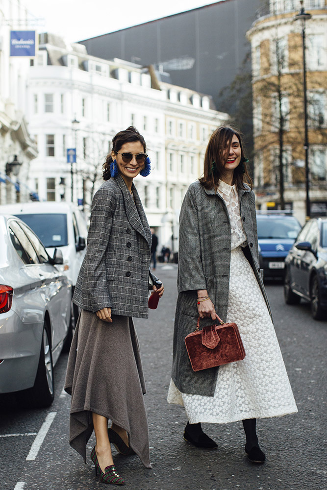 London Fashion Week Fall 2018 Street Style #99