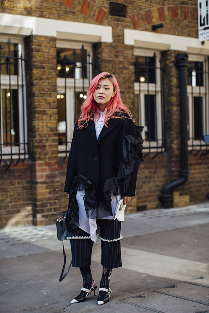 London Fashion Week Fall 2018 Street Style #26