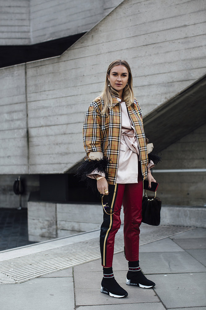 London Fashion Week Fall 2018 Street Style #27